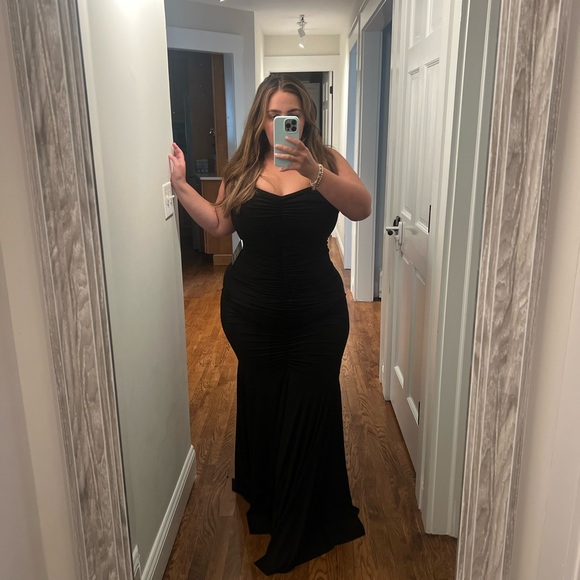 Norma Kamali strapless shirred front fishtail gown - Picture 2 of 2